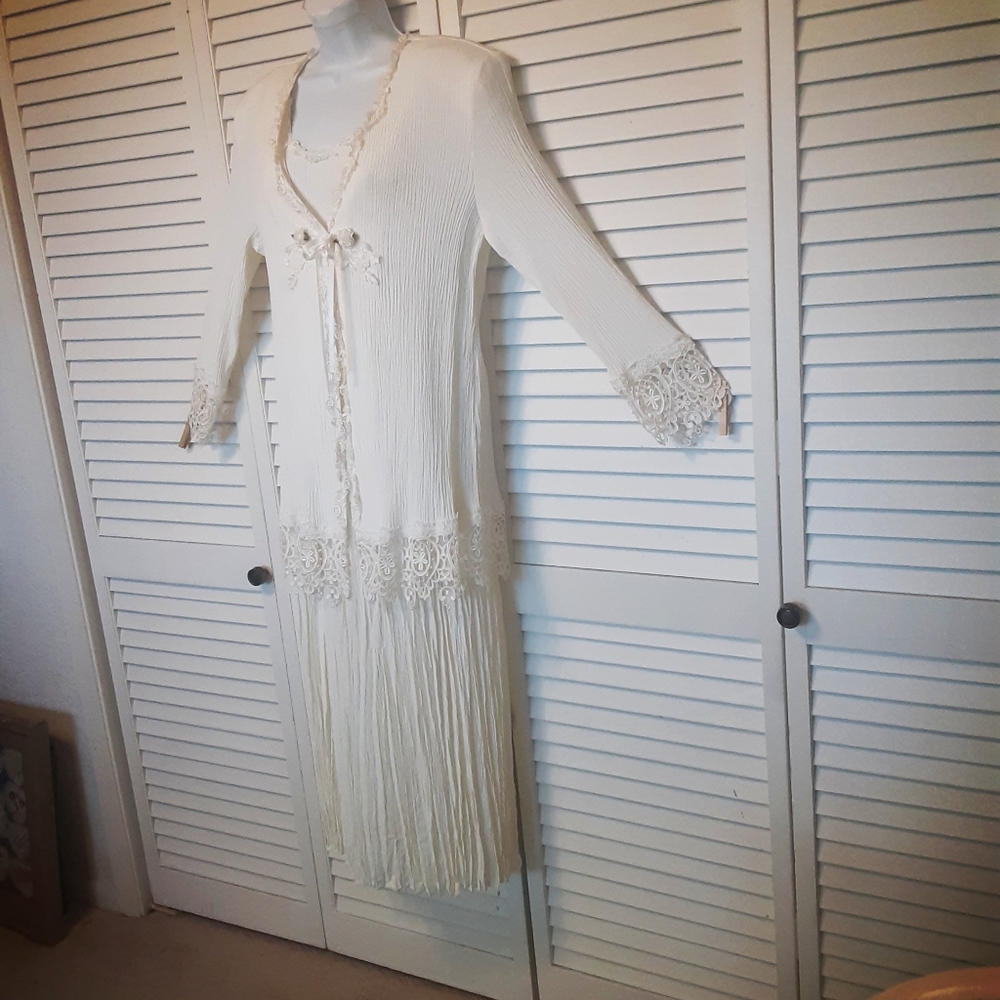 Vintage Lace & Crinkle Textured Wedding Reception Dress with Jacket - Picture 2 of 16